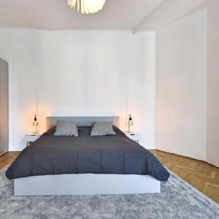 Ferienwohnung Luxurious, 2 Min To Casino And Roemertherme Baden Exterior foto