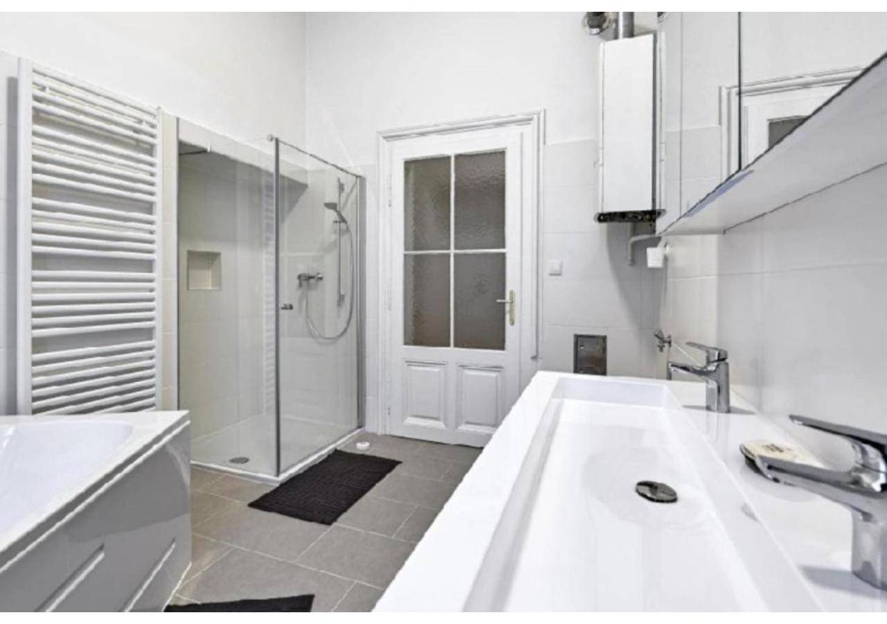 Ferienwohnung Luxurious, 2 Min To Casino And Roemertherme Baden Exterior foto