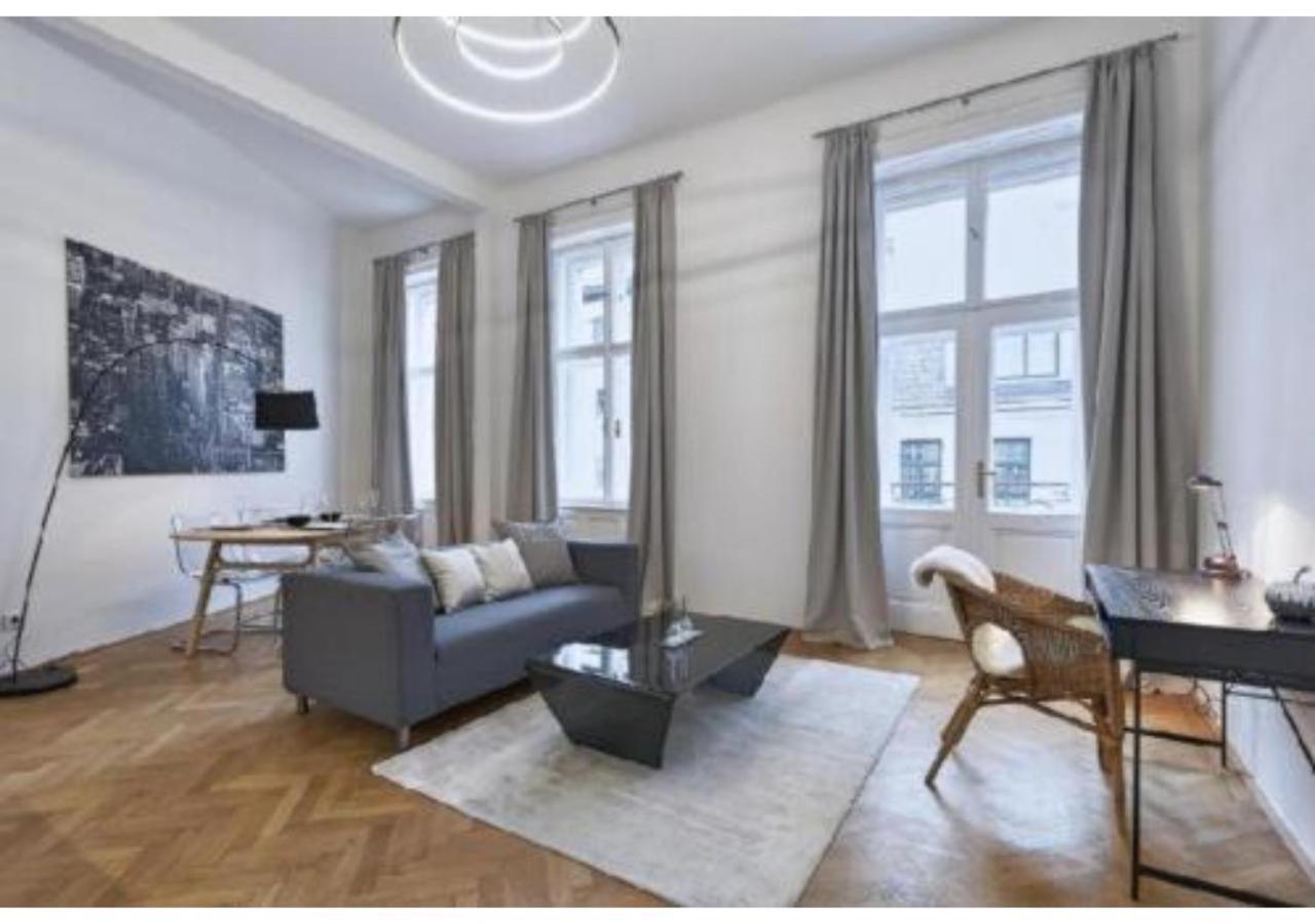 Ferienwohnung Luxurious, 2 Min To Casino And Roemertherme Baden Exterior foto