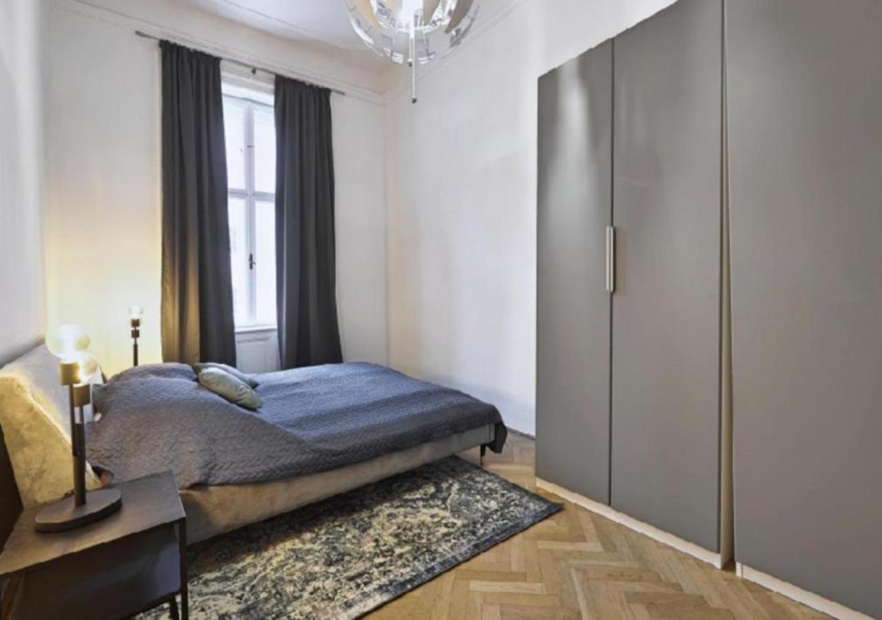 Ferienwohnung Luxurious, 2 Min To Casino And Roemertherme Baden Exterior foto