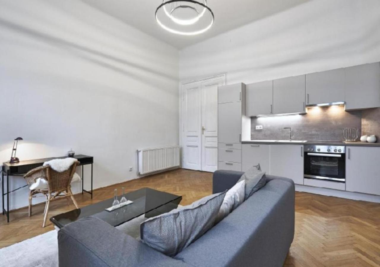 Ferienwohnung Luxurious, 2 Min To Casino And Roemertherme Baden Exterior foto