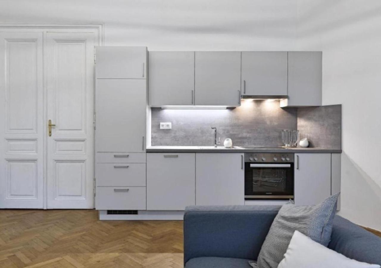 Ferienwohnung Luxurious, 2 Min To Casino And Roemertherme Baden Exterior foto