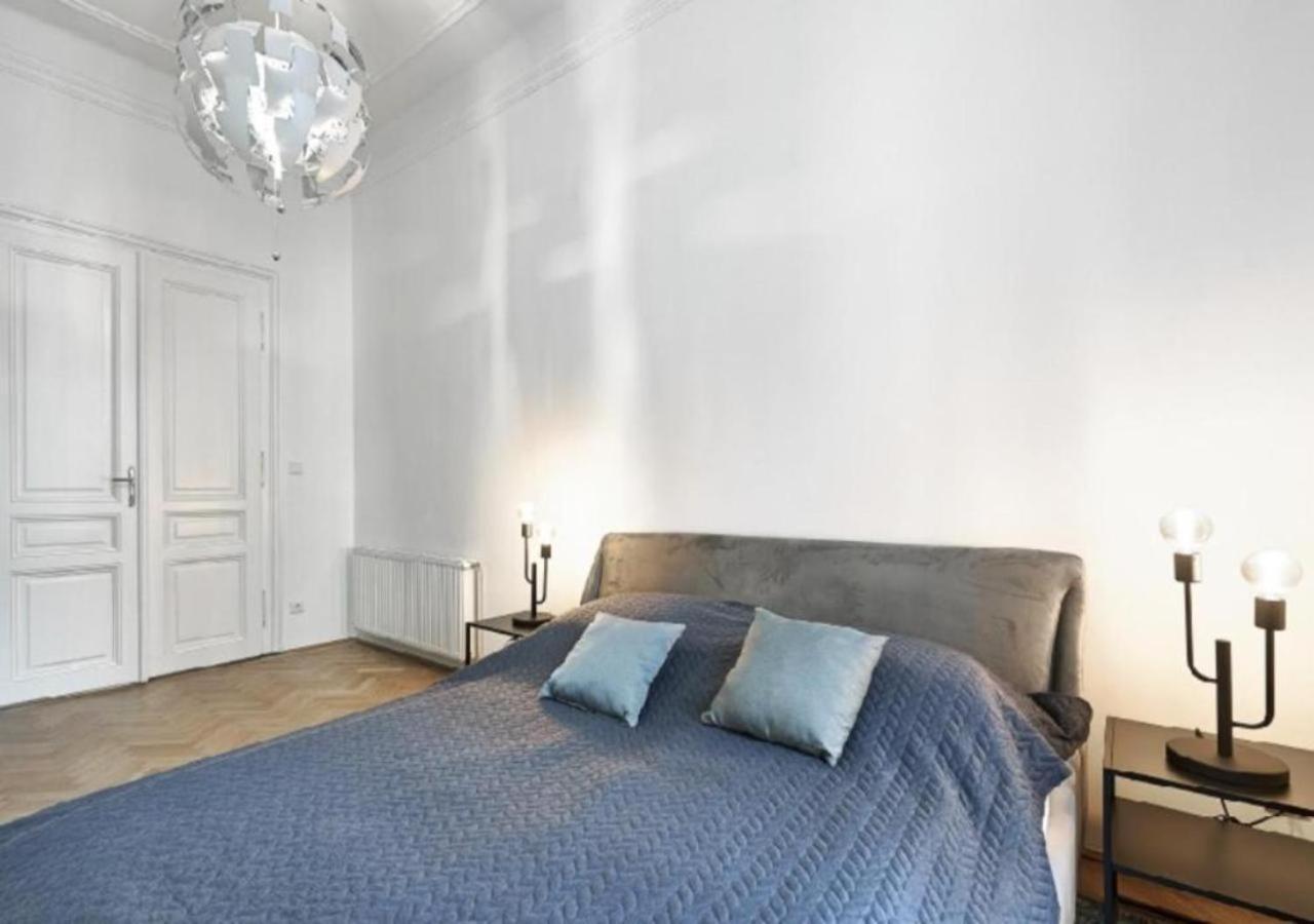 Ferienwohnung Luxurious, 2 Min To Casino And Roemertherme Baden Exterior foto