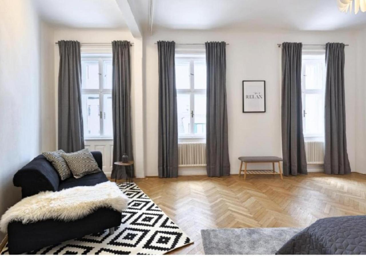 Ferienwohnung Luxurious, 2 Min To Casino And Roemertherme Baden Exterior foto