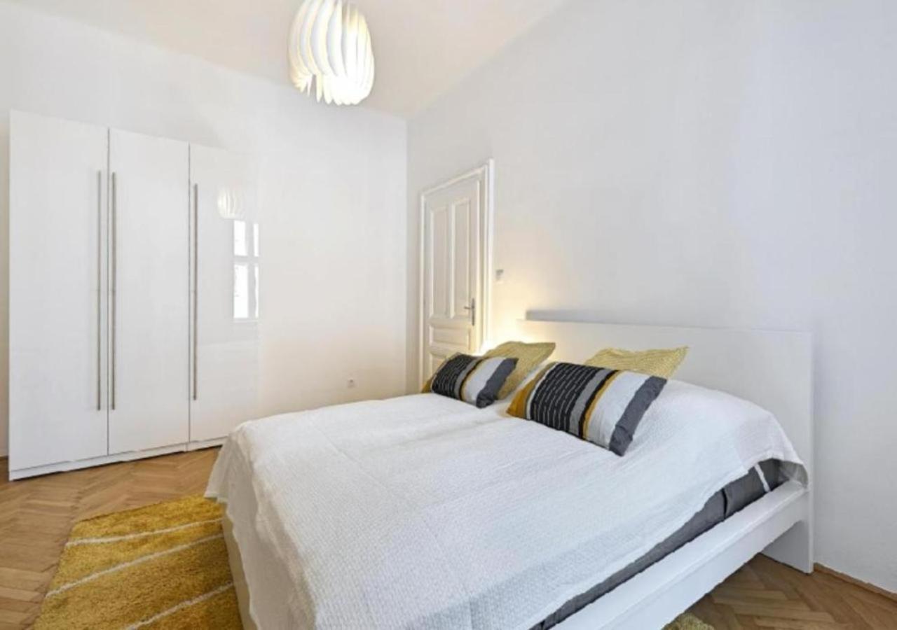 Ferienwohnung Luxurious, 2 Min To Casino And Roemertherme Baden Exterior foto
