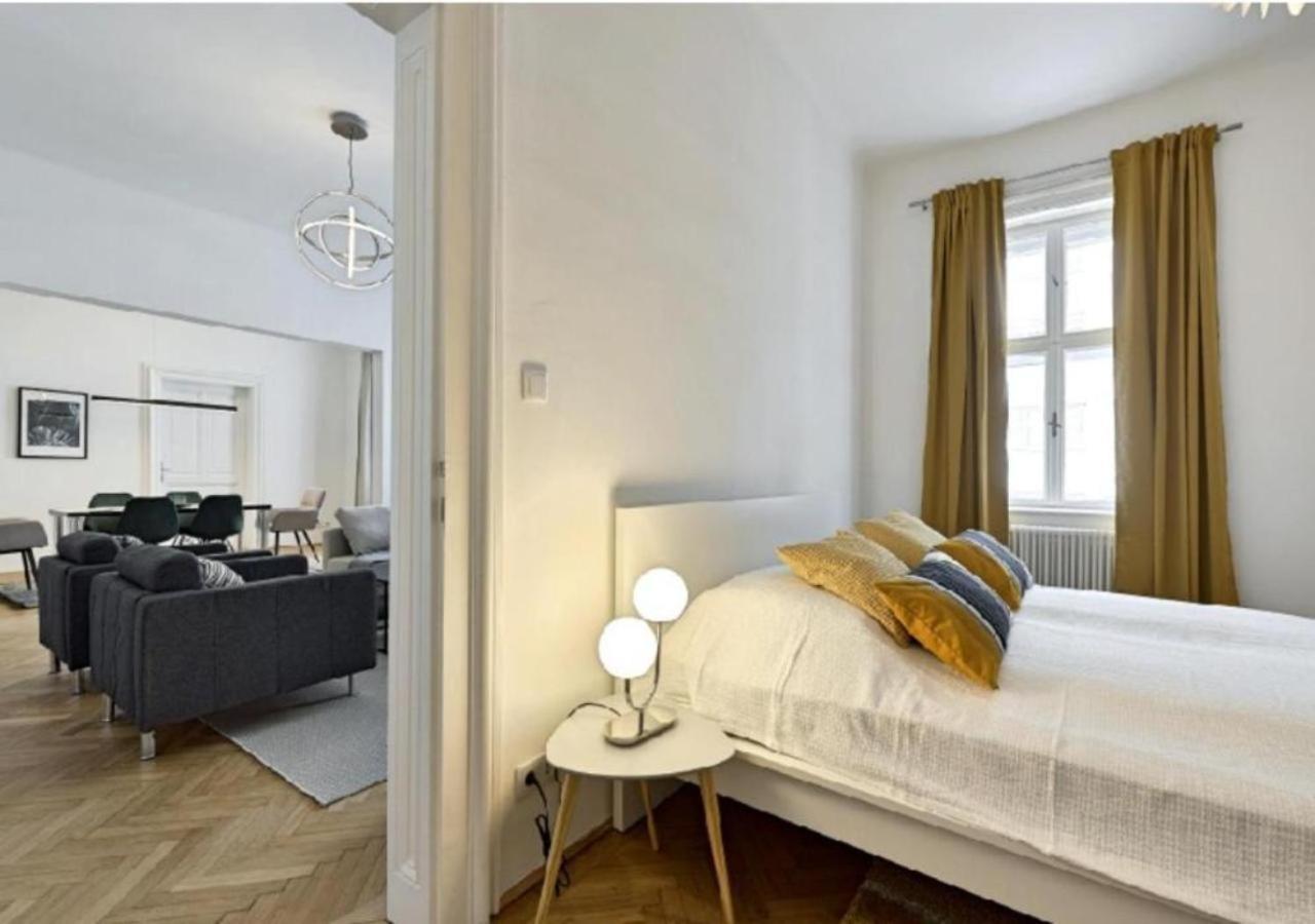 Ferienwohnung Luxurious, 2 Min To Casino And Roemertherme Baden Exterior foto