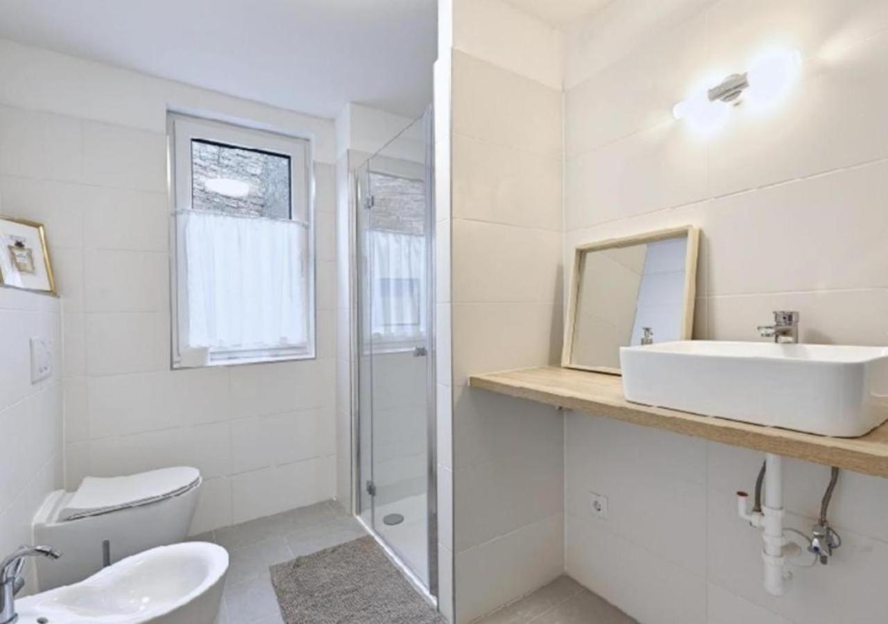 Ferienwohnung Luxurious, 2 Min To Casino And Roemertherme Baden Exterior foto