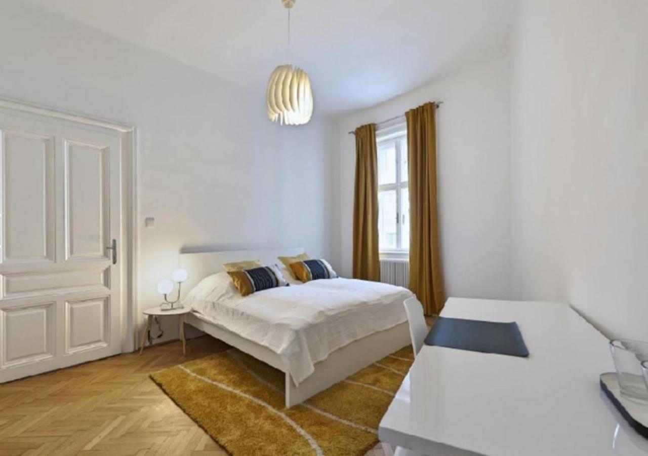 Ferienwohnung Luxurious, 2 Min To Casino And Roemertherme Baden Exterior foto