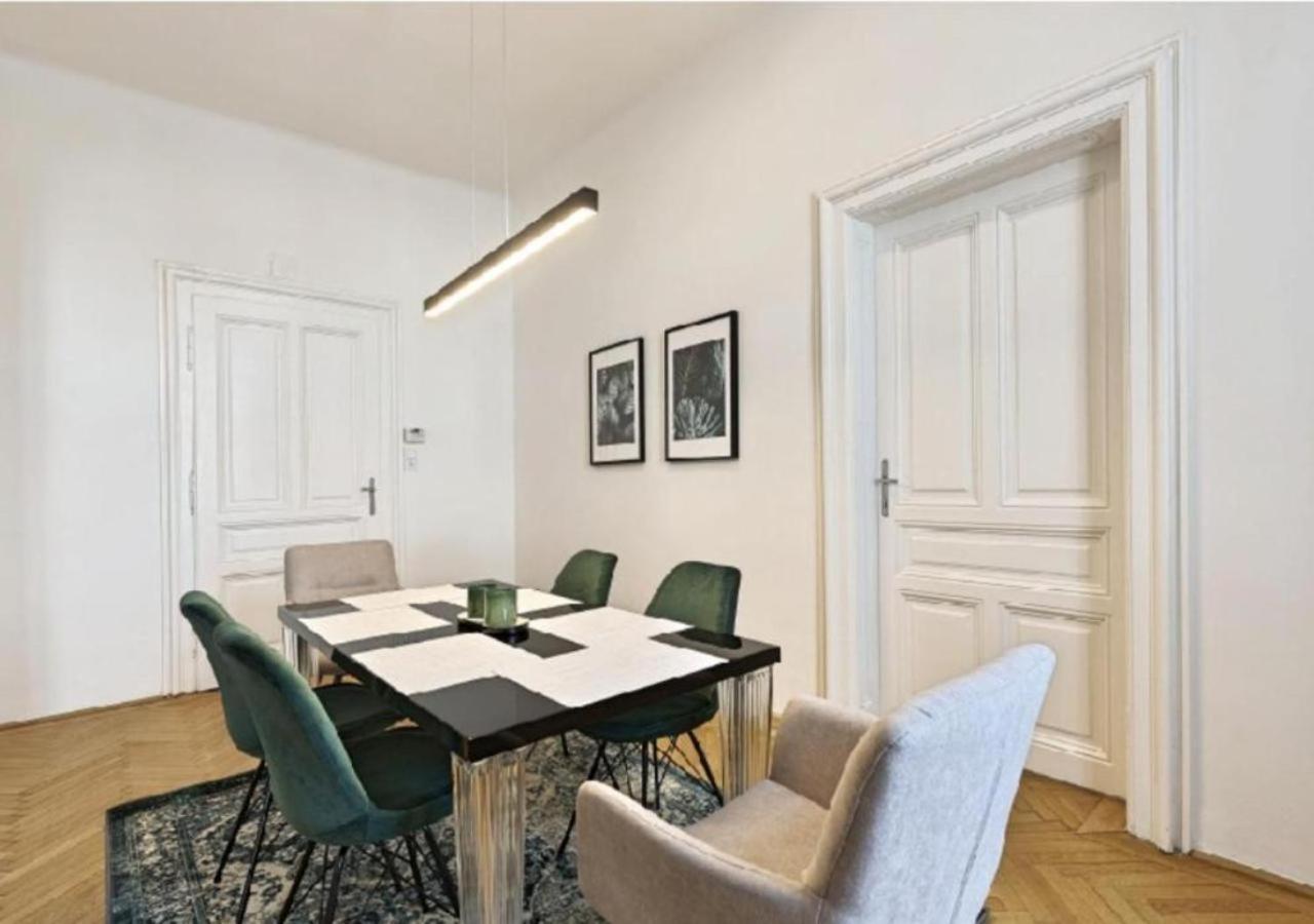 Ferienwohnung Luxurious, 2 Min To Casino And Roemertherme Baden Exterior foto