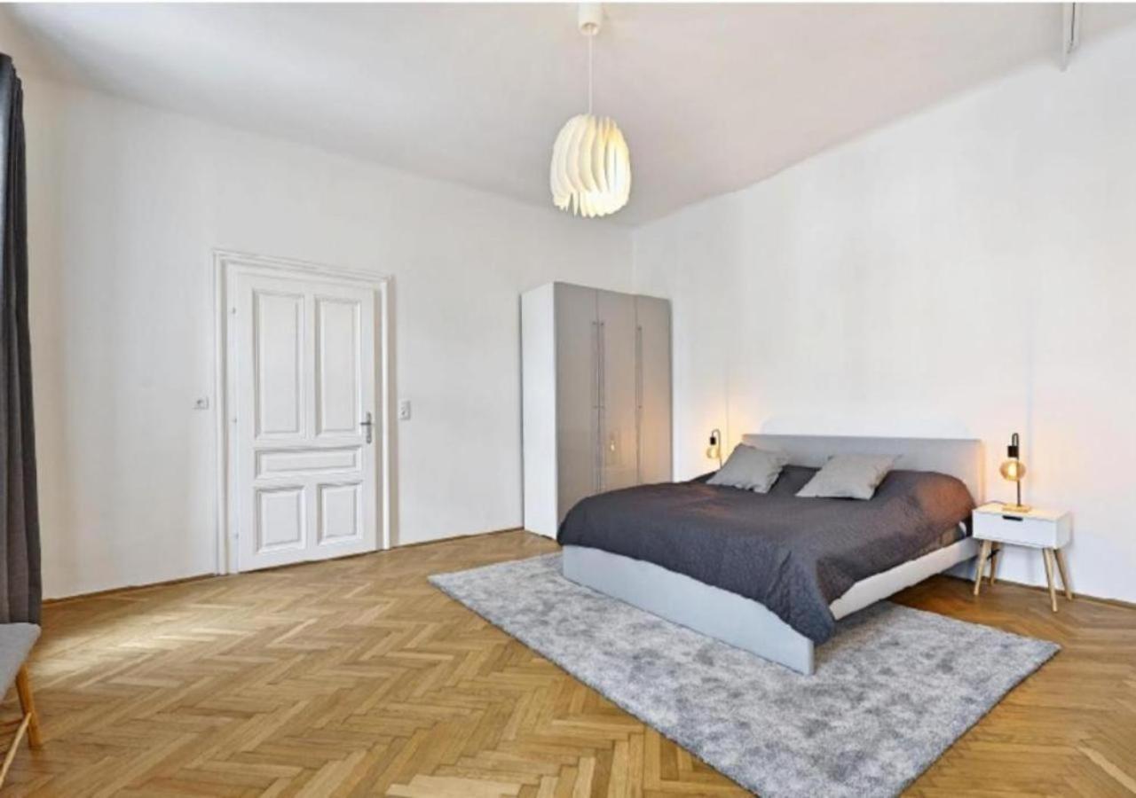 Ferienwohnung Luxurious, 2 Min To Casino And Roemertherme Baden Exterior foto