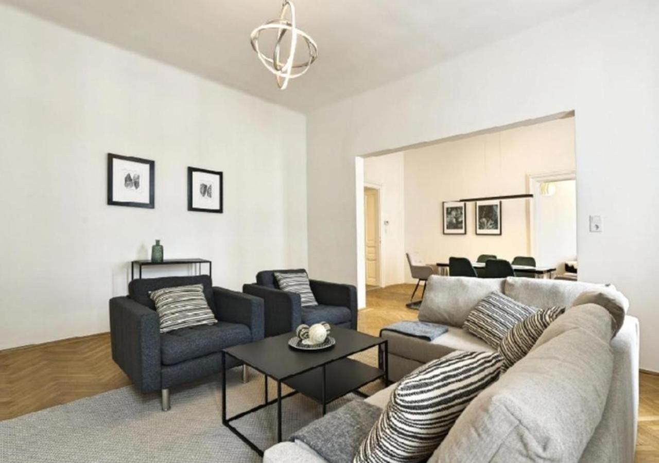 Ferienwohnung Luxurious, 2 Min To Casino And Roemertherme Baden Exterior foto