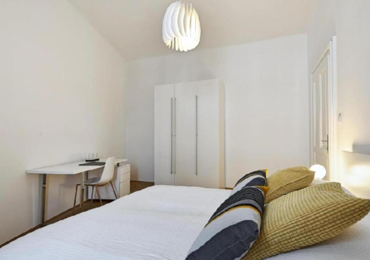 Ferienwohnung Luxurious, 2 Min To Casino And Roemertherme Baden Exterior foto