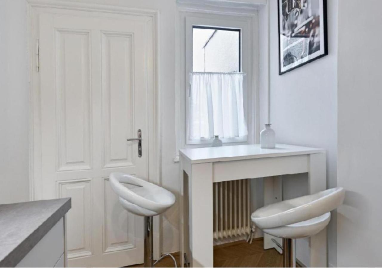 Ferienwohnung Luxurious, 2 Min To Casino And Roemertherme Baden Exterior foto