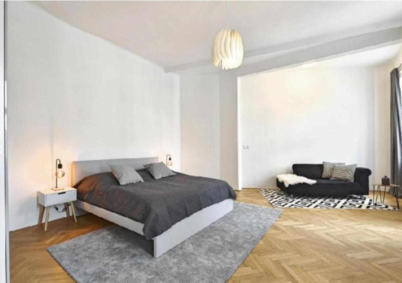 Ferienwohnung Luxurious, 2 Min To Casino And Roemertherme Baden Exterior foto